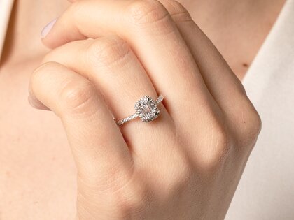 Verlovingsring Emerald Halo Pavé in 14K witgoud met diamanten 1,08ct G/VS