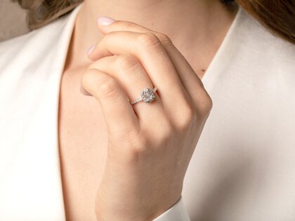 Verlovingsring Emerald Halo Pavé in 14K witgoud met diamanten 1,08ct G/VS