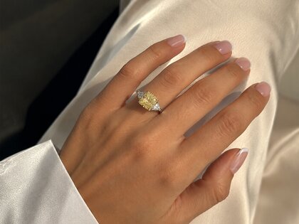 Verlovingsring Fancy Yellow Trillion Radiance in 14K geelgoud met diamanten 4,20ct G/SI