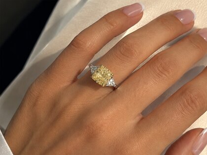 Verlovingsring Fancy Yellow Trillion Radiance in 14K geelgoud met diamanten 4,20ct G/SI