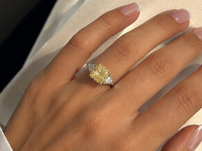 Verlovingsring Fancy Yellow Trillion Radiance in 14K geelgoud met diamanten 4,20ct G/SI