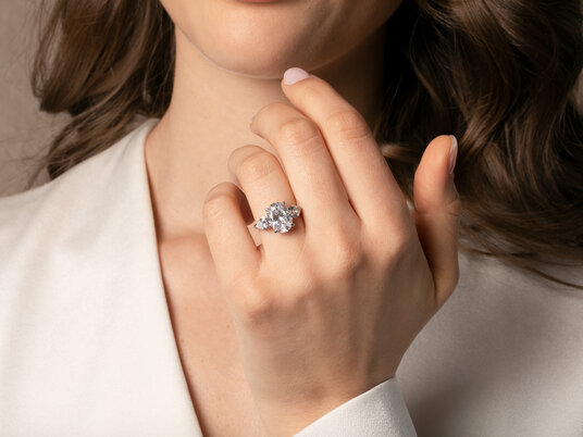 Verlovingsring Oval Pear Cut in witgoud