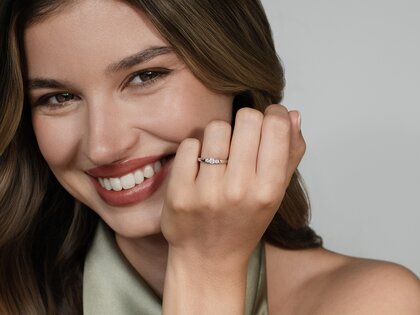 Verlovingsring 3 Stones in 9K witgoud met diamanten 0,11ct G/SI