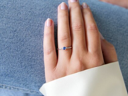 Verlovingsring Vivid Petite in 14K witgoud met saffier 0,16ct en diamanten 0,04ct