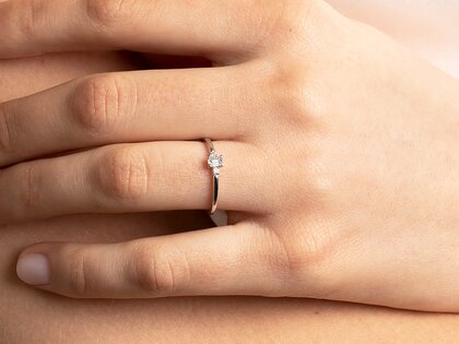 Verlovingsring Vivid Petite Emerald Cut in roségoud