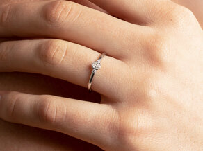 Verlovingsring Vivid Petite Oval Cut in 14K witgoud met diamanten 0,20ct G/SI