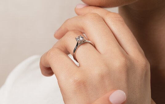 Verlovingsring Classic 4 Hidden Halo in 14K witgoud met Lab-grown diamanten 0,57ct E/VS