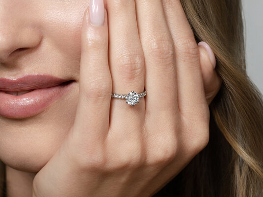 Verlovingsring Classic 6 Hidden Halo Pavé in platina