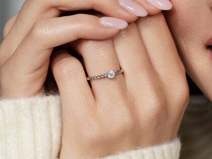 Verlovingsring Classic Loop in 9K witgoud met diamant 0,25ct H/SI