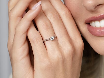 Verlovingsring Classic Loop in 9K geelgoud met diamant 0,30ct H/SI