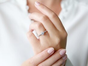 Verlovingsring Classic Loop in 14K witgoud met Lab-grown diamant 0,75ct E/VS