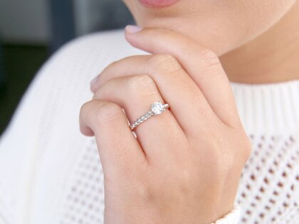 Verlovingsring Classic Loop in 9K witgoud met Lab-grown diamant 0,50ct E/VS