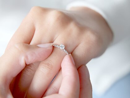 Verlovingsring Classic Loop in 9K witgoud met diamant 0,25ct H/SI