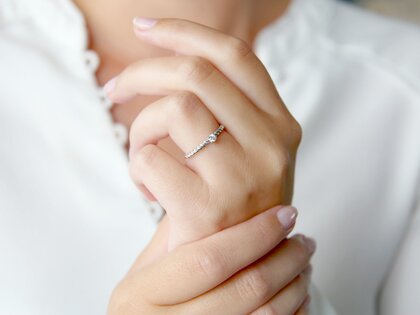 Verlovingsring Classic Loop in 9K witgoud met diamant 0,10ct H/SI