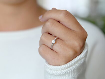 Verlovingsring Classic Loop in 9K witgoud met diamant 0,30ct H/SI
