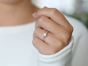 Verlovingsring Classic Loop in 9K witgoud met diamant 0,30ct H/SI