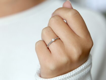 Verlovingsring Classic Loop in 9K witgoud met diamant 0,10ct H/SI