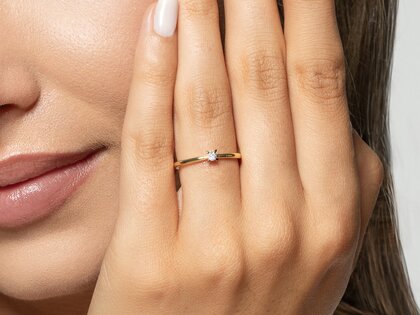 Verlovingsring Modern Petite in 14K geelgoud met diamant 0,05ct G/SI