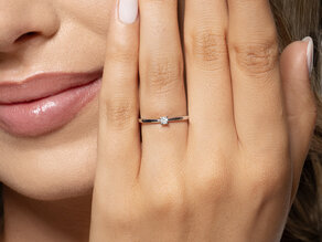 Verlovingsring Modern Petite in 14K witgoud met diamant 0,05ct G/SI