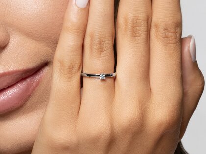 Verlovingsring Modern Petite in 14K witgoud met diamant 0,08ct G/SI