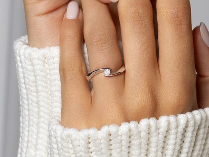 Verlovingsring Twist Petite in 14K witgoud met diamant 0,09ct G/SI