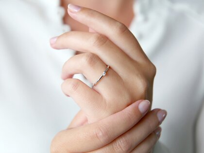 Verlovingsring Pure in 9K witgoud met diamant 0,04ct G/SI