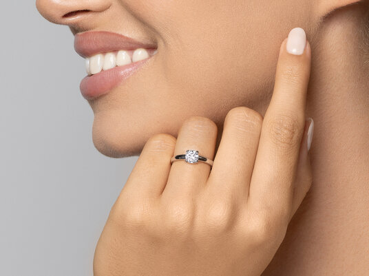 Verlovingsring Pure in 9K witgoud met diamant 0,30ct