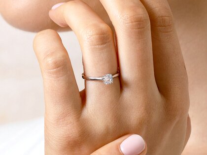 Verlovingsring Surprise in 9K witgoud met diamant 0,50ct H/SI