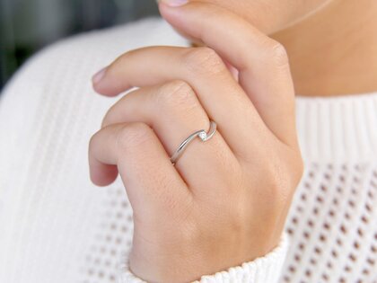 Verlovingsring Twist Petite in 14K witgoud met diamant 0,06ct G/SI