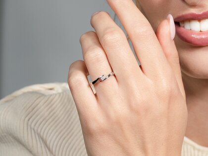 Verlovingsring Twist in 14K witgoud met diamant 0,05ct H/SI