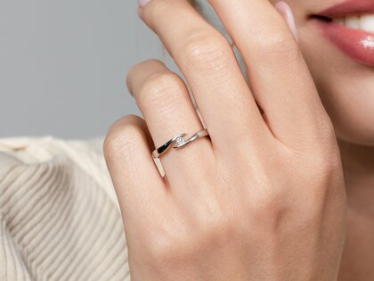 Verlovingsring Twist in 14K witgoud met diamant 0,07ct H/SI