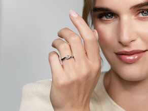 Verlovingsring Twist in 14K geelgoud met diamant 0,20ct H/SI