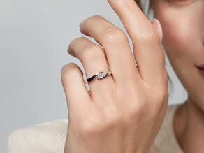 Verlovingsring Twist in 14K geelgoud met diamant 0,20ct H/SI