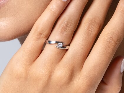 Verlovingsring Twist in 14K geelgoud met diamant 0,25ct G/SI
