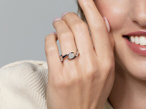 Verlovingsring Twist in 9K witgoud met diamant 0,75ct H/SI