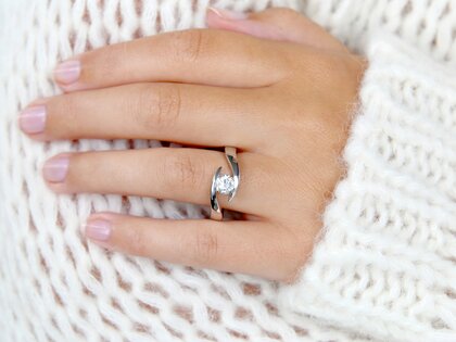 Verlovingsring Twist in 9K witgoud met diamant 0,75ct H/SI